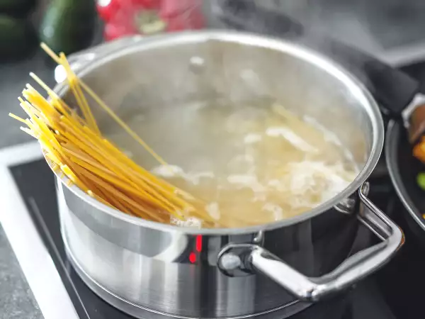 Hvorfor taler alle om vand til pastakogning? Her er, hvad det egentlig er til