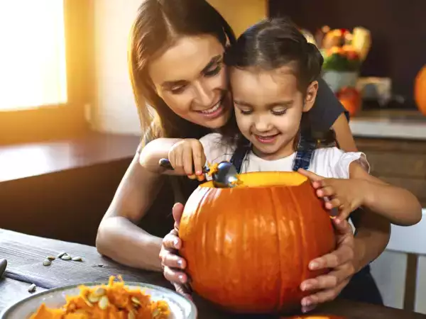 Sådan skærer du et græskar derhjemme og nyder halloween-ritualet uden at skære dig eller blive skræmt.