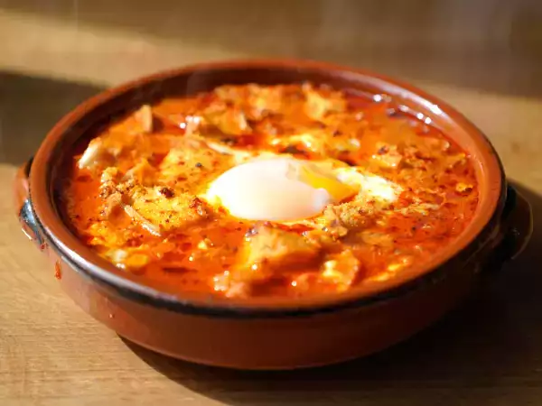 Hvidløgssuppe, den ydmyge ret, der blev et symbol på det traditionelle spanske køkken.