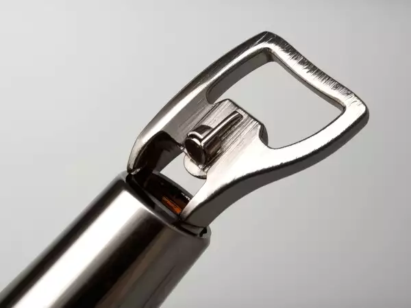 Er du løbet tør for proptrækkere? Bare rolig: Disse nødteknikker vil redde dine aperitiffer.