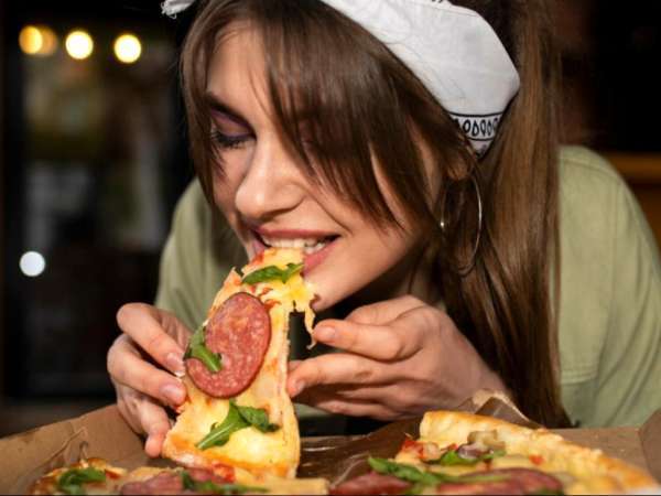 Glem alt om bestik: Hvad videnskaben har opdaget om at spise med hænderne, vil slå benene væk under dig