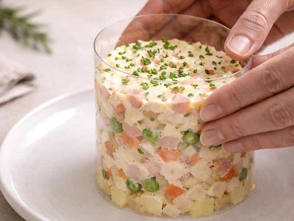 Uden tallerkenring og med gæster: Tricket, der redder præsentationen af dine retter (med noget, du allerede har derhjemme).