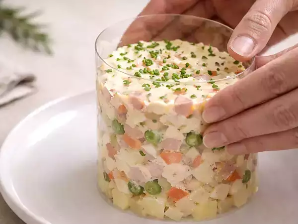 Uden tallerkenring og med gæster: Tricket, der redder præsentationen af dine retter (med noget, du allerede har derhjemme).