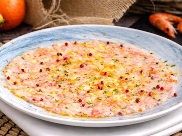 Rejecarpaccio med citrus og pink peber: en ideel forret til at give traditionelle fisk og skaldyr et nyt twist.