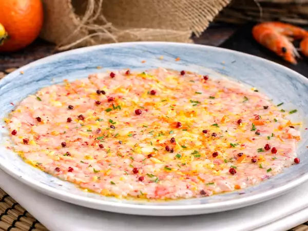 Rejecarpaccio med citrus og pink peber: en ideel forret til at give traditionelle fisk og skaldyr et nyt twist.