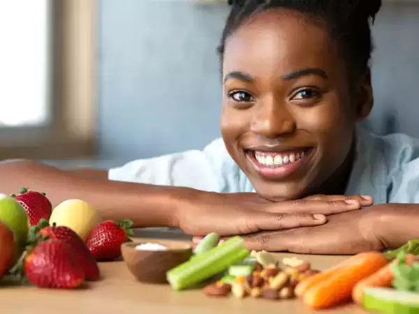 10 fødevarer til hvidere tænder: Hvad skal man virkelig spise?