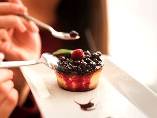 Desserten er den samme. Det er fornemmelsen ikke: Vidste du, at bestikket kan ændre den måde, den smager på?