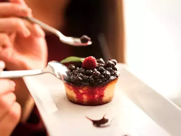 Desserten er den samme. Det er fornemmelsen ikke: Vidste du, at bestikket kan ændre den måde, den smager på?