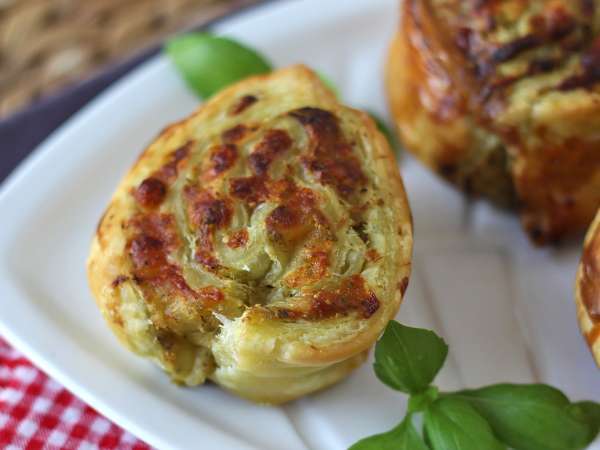 Disse butterdejsboller med pesto tager kun 15 minutter at tilberede ... og forsvinder endnu hurtigere.