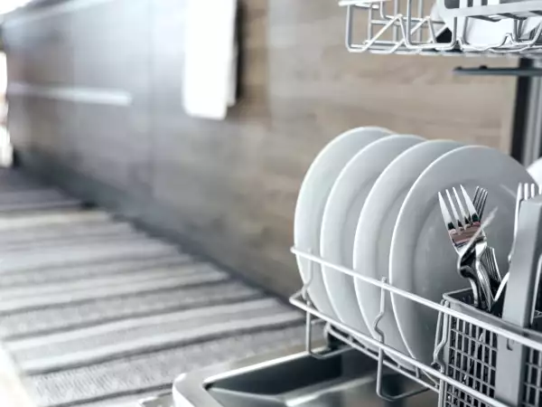 Skal du skylle din opvask, før du sætter den i opvaskemaskinen - det siger eksperterne