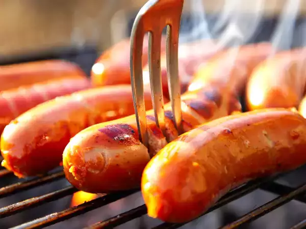 Punktering af pølser før tilberedning: almindelig fejl eller genialt trick? Sandheden, der ændrer alt