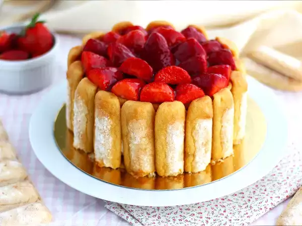 Denne enkle jordbærcharlotte er helt klart vores yndlingsforårsdessert!