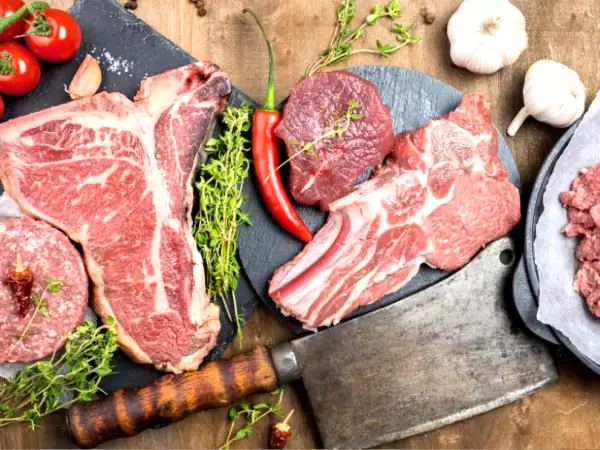 Hvorfor kød altid skal tages ud af køleskabet før tilberedning (og hvor længe)