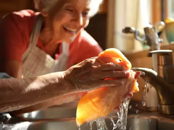 Skal man virkelig vaske kylling, før man tilbereder den? Sandheden, som din mor og bedstemor aldrig har fortalt dig