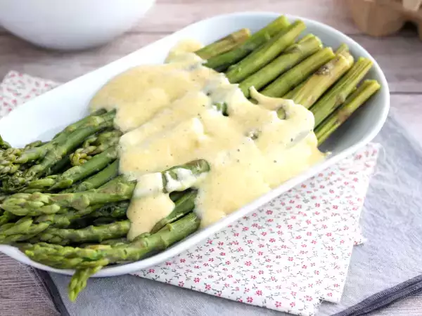 3 saucer, der fremhæver grønne asparges uden at overdøve deres smag