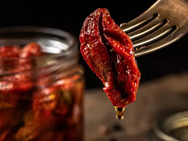Soltørrede tomater i olie: et smagskoncentrat i spisekammeret og 10 opskrifter, der får det bedste ud af det.