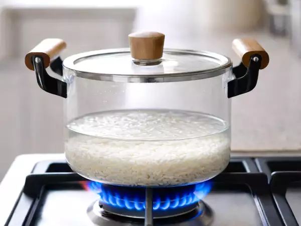 Du behøver ikke at måle vand: Det enkle trick til løse ris, som næsten ingen bruger