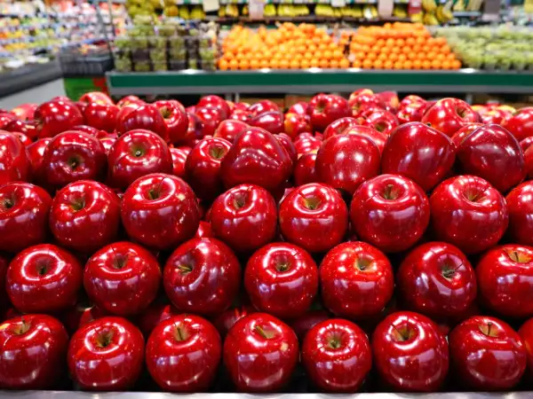 Stoler du på de skinnende æbler fra supermarkedet? Der ligger noget bag, som kun få kender til