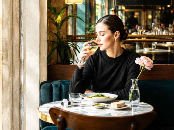 The table for one theory: hvorfor det at spise alene ikke længere føles som et nederlag, men som en lille luksus