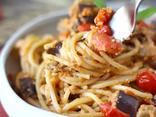 10 aubergineopskrifter, der på få minutter fylder dit køkken med sommerens dufte