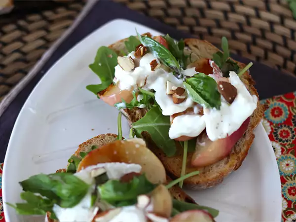 Burrata og frugt: sommerens mest lækre kombinationer (og dem, man ser overalt i øjeblikket)