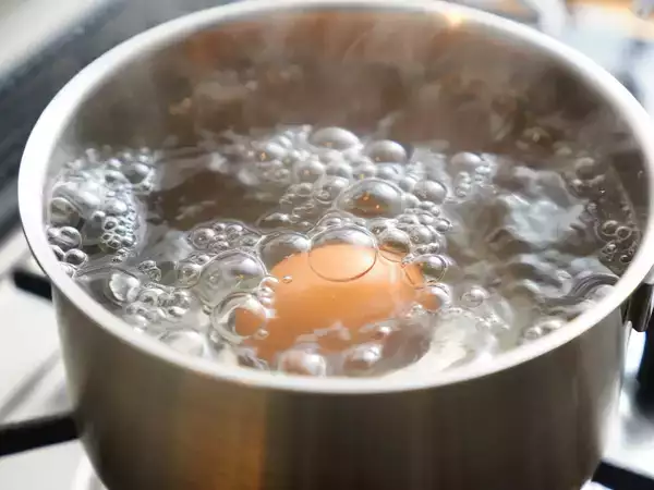 Hvad er den rigtige måde at koge et æg på: koldt vand, kogende vand eller en varm gryde?