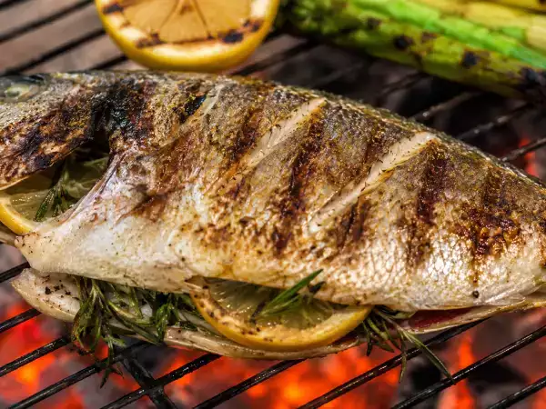 Grillet fisk: teknikker, der sikrer, at fisken ikke klæber fast, ikke går i stykker og bliver saftig og perfekt tilberedt