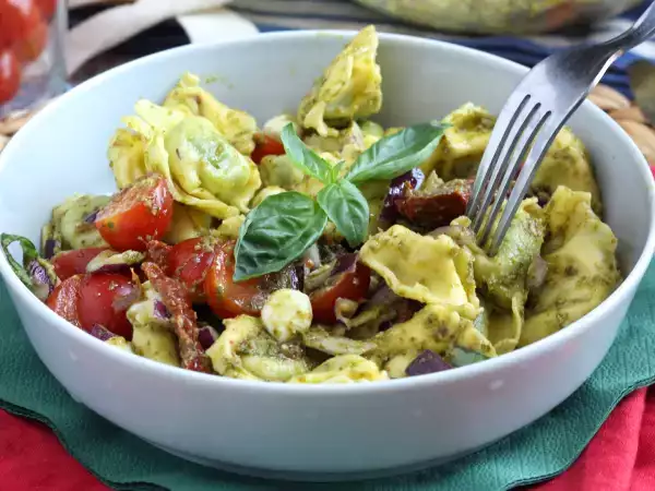Kold tortellini-salat: Puristerne vil nok rynke på næsen, men den bliver spist op før rissalaten
