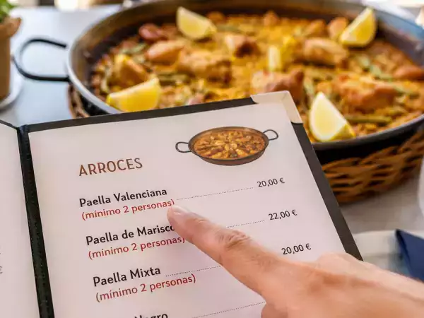 Hvorfor serverer mange restauranter kun paella til to personer? Sandheden bag »minimum to personer«