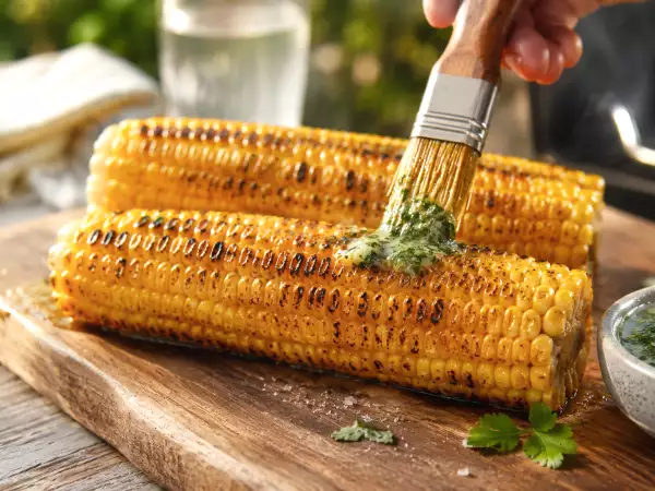 Sådan griller man majskolber på grillen, så de bliver møre, søde og får en dejlig grillsmag