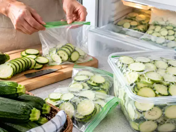 Sådan fryser du courgetter om sommeren, så du har et perfekt vinterforråd: det trin, du ikke må springe over
