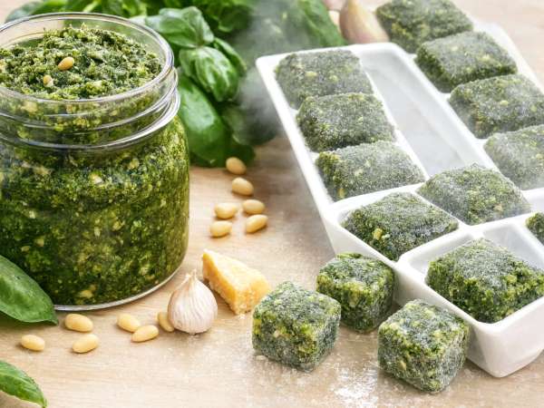 Pesto lavet om sommeren og frosset ned til vinteren: hvor længe holder det egentlig, og hvordan undgår man at ødelægge det?