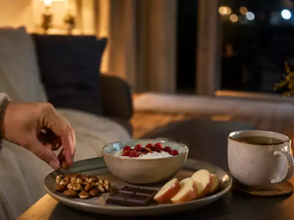 Snacking om aftenen: gode vaner, så man kan forkæle sig selv uden at ødelægge nattesøvnen