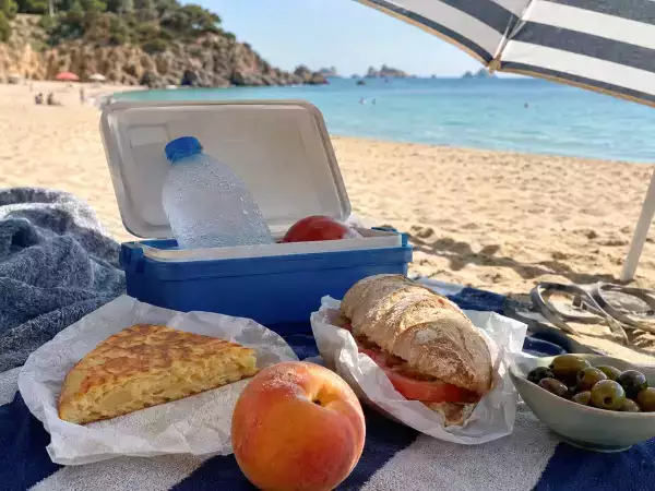 Hvorfor bliver man så sulten på stranden? Hvad der ligger bag en velkendt fornemmelse