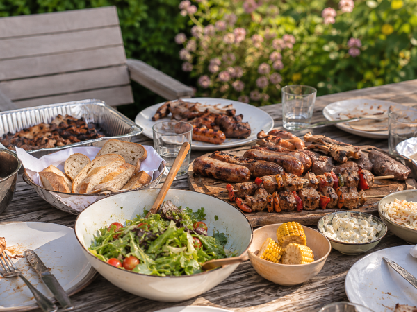 Efter en grillfest må du aldrig lade resterne stå på bordet længere end denne tid...