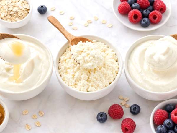 Skyr, hytteost eller græsk yoghurt: Så meget protein, fedt og kalorier indeholder hver - oversigt