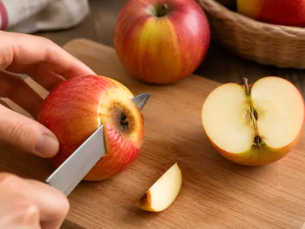 Kan man spise en muggen frugt, når man har skåret den beskadigede del væk?