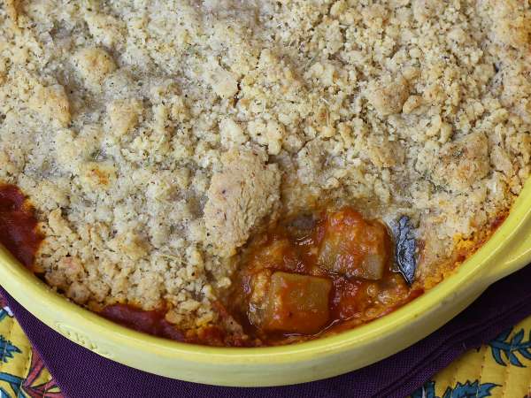 Denne ratatouille-crumble kan tilberedes på forhånd og smager lige så godt varm som kold!