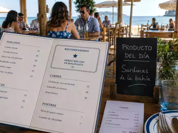 11 psykologiske tricks i restauranter og strandbarer, der får dig til at bruge flere penge, og hvordan du genkender dem