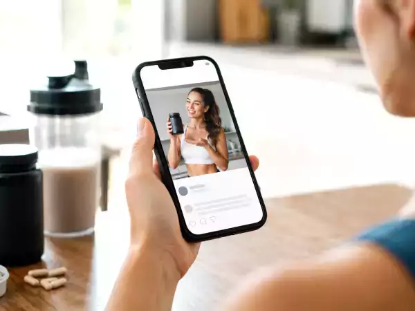 Kosttilskud på sociale medier – næsten hver tredje reklame er problematisk: Her er, hvad du skal tjekke, før du stoler på den