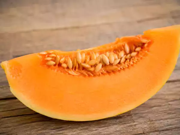 Skal man lade kernerne sidde i, når man opbevarer en allerede skåret melon?