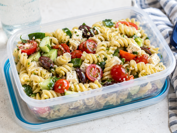 Kold pasta i madkassen: Sådan undgår du, at den klumper sammen