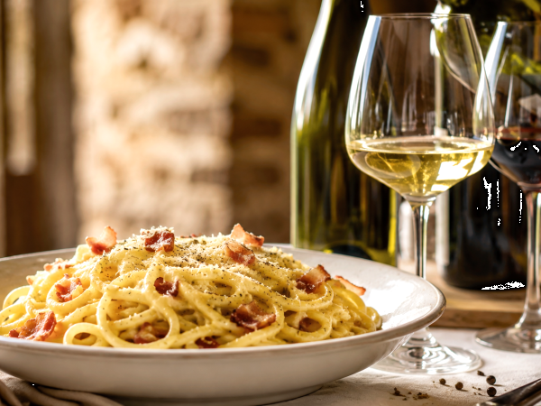 Sådan vælger du den perfekte vin til carbonara: praktiske råd og vin-mad-kombinationer fra sommeliererne