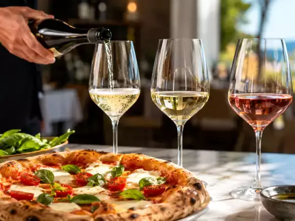 Sådan vælger du den rigtige vin til hver type pizza: sommelierernes vigtigste råd til dig