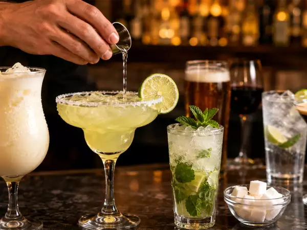 Du undervurderer din drink: De skjulte kalorier i 10 populære bardrinks afsløret