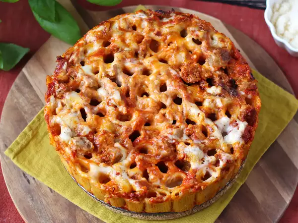 Den spektakulære ovnbagte pasta til søndag, der, når den skæres ud, straks vækker en uimodståelig sult
