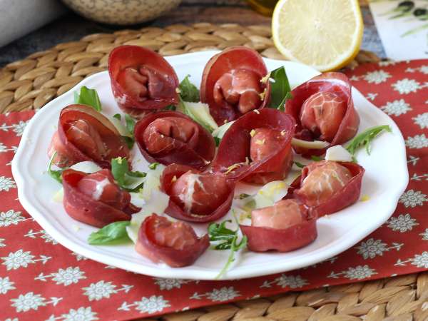 Tre nemme og hurtige opskrifter med bresaola: lækre ideer til frokost og aftensmad, når du har travlt
