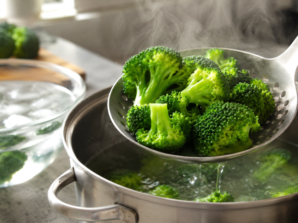 Hvordan tilbereder man broccoli, så den forbliver grøn og let sprød?
