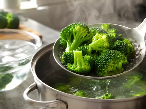 Hvordan tilbereder man broccoli, så den forbliver grøn og let sprød?
