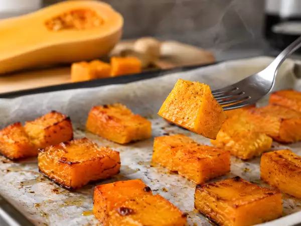 Hvordan bager man et butternut-græskar i ovnen, så man får møre stykker?